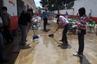 Domingo 23 Junio del 2013. San Cristóbal de las Casas. Foto/Miradasur. Vecinos de la Colonia El Relicario realizan actividades para prevenir las constantes inundaciones y encharcamientos que sufre la zona sur de esta colonial ciudad.
