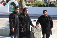 Sábado 5 de abril del 2014. San Juan Chamula. El grupo de Rock indígena YibelJme'tikBanami posa a la do del reloj solar del atrio de la iglesia de San Juan.