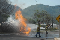 Miércoles 23 de mayo del 2012. Tuxtla Gutiérrez, Chiapas. Un fuerte accidente provoco el incendio de una pipa en las cercanías de los talleres vehiculares del ayuntamiento tuxtleco, lo que ocasiono que los dos ocupantes del vehículo resultaran con quemadu