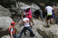 Domingo 31 de julio. Más de 40 vacacionistas son rescatados de las cascadas del Chorreadero ubicadas a unos 25 kilómetros de la ciudad de Tuxtla Gutiérrez. Las grutas y la caída de agua de 20 metros de altura sufrió un golpe repentino del afluente que baj