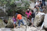 Domingo 31 de julio. Más de 40 vacacionistas son rescatados de las cascadas del Chorreadero ubicadas a unos 25 kilómetros de la ciudad de Tuxtla Gutiérrez. Las grutas y la caÃda de agua de 20 metros de altura sufrió un golpe repentino del afluente que baj Domingo 31 de julio. Más de 40 vacacionistas son rescatados de las cascadas del Chorreadero ubicadas a unos 25 kilómetros de la ciudad de Tuxtla Gutiérrez. Las grutas y la caÃda de agua de 20 metros de altura sufrió un golpe repentino del afluente que baj