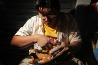 Viernes 3 de enero del 2014. Tuxtla Gutiérrez. Varias familias de artesanos se dedican a la restauración de figuras religiosas en el Mercado Popular de San Roque donde esta temporada regresan a su estado original las figuras del Niño Dios.