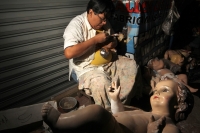 Viernes 3 de enero del 2014. Tuxtla Gutiérrez. Varias familias de artesanos se dedican a la restauración de figuras religiosas en el Mercado Popular de San Roque donde esta temporada regresan a su estado original las figuras del Niño Dios.