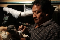 Viernes 3 de enero del 2014. Tuxtla Gutiérrez. Varias familias de artesanos se dedican a la restauración de figuras religiosas en el Mercado Popular de San Roque donde esta temporada regresan a su estado original las figuras del Niño Dios.