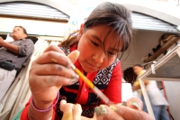 Viernes 3 de enero del 2014. Tuxtla Gutiérrez. Varias familias de artesanos se dedican a la restauración de figuras religiosas en el Mercado Popular de San Roque donde esta temporada regresan a su estado original las figuras del Niño Dios.