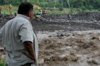 Pobladores de las comunidades de las cercanías del río Retalhueleu en el departamento de San Marcos, observan los trabajos de desasolve que realizan las autoridades de Guatemala para evitar mayores contingencias.