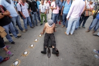Martes 2 de agosto del 2016. Tuxtla Gutiérrez. El Movimiento Magisterial realiza una manifestación en las entradas de la Torre Chiapas donde se ubican algunas oficinas burocráticas de la administración chiapaneca, en la entrada retuvieron a un elemento po