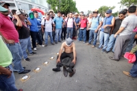 Martes 2 de agosto del 2016. Tuxtla Gutiérrez. El Movimiento Magisterial realiza una manifestación en las entradas de la Torre Chiapas donde se ubican algunas oficinas burocráticas de la administración chiapaneca, en la entrada retuvieron a un elemento po