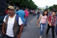 Martes 2 de agosto del 2016. Tuxtla Gutiérrez. El Movimiento Magisterial realiza una manifestación en las entradas de la Torre Chiapas donde se ubican algunas oficinas burocráticas de la administración chiapaneca, en la entrada retuvieron a un elemento po