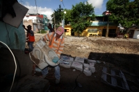 Lunes 5 de septiembre del 2016. Tuxtla Gutiérrez. Mientras que los vecinos esperan la ayuda pertinente, los drenes pluviales que confluyen en la 12 sur y 2 oriente quedaran al aire libre después de la obra millonaria ejercida entre 2015 y 2016 Lunes 5 de septiembre del 2016. Tuxtla Gutiérrez. Mientras que los vecinos esperan la ayuda pertinente, los drenes pluviales que confluyen en la 12 sur y 2 oriente quedaran al aire libre después de la obra millonaria ejercida entre 2015 y 2016