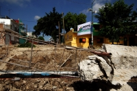 Lunes 5 de septiembre del 2016. Tuxtla Gutiérrez. Mientras que los vecinos esperan la ayuda pertinente, los drenes pluviales que confluyen en la 12 sur y 2 oriente quedaran al aire libre después de la obra millonaria ejercida entre 2015 y 2016