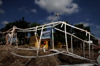 Lunes 5 de septiembre del 2016. Tuxtla Gutiérrez. Mientras que los vecinos esperan la ayuda pertinente, los drenes pluviales que confluyen en la 12 sur y 2 oriente quedaran al aire libre después de la obra millonaria ejercida entre 2015 y 2016