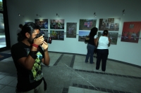 Miércoles 29 de agosto del 2012. Tuxtla Gutiérrez, Chiapas. Esta noche se inauguro la exposición fotografica Retratos de Familia, La Familia chiapaneca en el Siglo XXI del colectivo de fotografos en el estado durante el 2º encuentro Foro de Periodismo cul