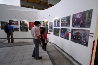 Miércoles 29 de agosto del 2012. Tuxtla Gutiérrez, Chiapas. Esta noche se inauguro la exposición fotografica Retratos de Familia, La Familia chiapaneca en el Siglo XXI del colectivo de fotografos en el estado durante el 2º encuentro Foro de Periodismo cul