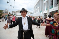 20230802. Tuxtla. Los Reyes de la AlgarabÃ­a. Los adultos mayores bailan en las calles de la ciudad para llevar su gusto por la marimba a la Plaza Central de la ciudad.
