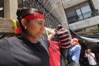 Martes 26 de mayo del 2015. Tuxtla Gutiérrez. Continúan las protestas de los familiares del joven inmolado en el mes de diciembre este medio día en la entrada del edificio del congreso local.