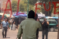 Martes 26 de mayo del 2015. Tuxtla Gutiérrez. Continúan las protestas de los familiares del joven inmolado en el mes de diciembre este medio día en la entrada del edificio del congreso local.