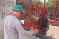 Martes 26 de mayo del 2015. Tuxtla Gutiérrez. Continúan las protestas de los familiares del joven inmolado en el mes de diciembre este medio día en la entrada del edificio del congreso local.
