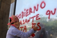 Martes 26 de mayo del 2015. Tuxtla Gutiérrez. Continúan las protestas de los familiares del joven inmolado en el mes de diciembre este medio día en la entrada del edificio del congreso local.