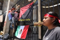 Martes 26 de mayo del 2015. Tuxtla Gutiérrez. Continúan las protestas de los familiares del joven inmolado en el mes de diciembre este medio día en la entrada del edificio del congreso local.