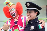 Martes 12 de mayo del 2015. Tuxtla Gutiérrez. Elementos de la PFP en Chiapas, visitan a los niños del Hospital Pediátrico de Chiapas llevándoles el festival de la risa en estas instalaciones del Centro de Médico de Alta Especialidad.