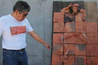 Lunes 8 de enero del 2018. Chiapa de Corzo. Robertoni, Artista plástico lleva su Mural de la Ignominia a la entrada del edificio de la administración estatal