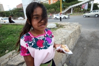 Lunes 6 de enero del 2014. Tuxtla Gutiérrez. Pequeños vendedores ambulantes de la capital del estado de Chiapas comparten una rosca de Reyes durante una pausa del comercio matutino.