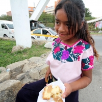 Lunes 6 de enero del 2014. Tuxtla Gutiérrez. Pequeños vendedores ambulantes de la capital del estado de Chiapas comparten una rosca de Reyes durante una pausa del comercio matutino.