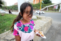 Lunes 6 de enero del 2014. Tuxtla Gutiérrez. Pequeños vendedores ambulantes de la capital del estado de Chiapas comparten una rosca de Reyes durante una pausa del comercio matutino.
