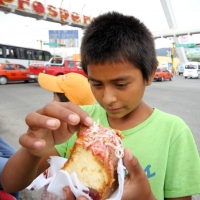 Lunes 6 de enero del 2014. Tuxtla Gutiérrez. Pequeños vendedores ambulantes de la capital del estado de Chiapas comparten una rosca de Reyes durante una pausa del comercio matutino.