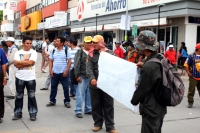 Lunes 11 de junio del 2012. Tuxtla Gutiérrez, Chiapas. Trabajadores de las obras del Sabinal protestan este medio día bloqueando las principales calles del centro de la ciudad para exigir que se les cumplan las condiciones y demandas de trabajo.