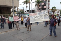 Lunes 11 de junio del 2012. Tuxtla Gutiérrez, Chiapas. Trabajadores de las obras del Sabinal protestan este medio día bloqueando las principales calles del centro de la ciudad para exigir que se les cumplan las condiciones y demandas de trabajo.