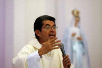 El Presbítero José Luis Aguilera Cruz, lleva a cabo la misa de este domingo en la Catedral de San Marcos donde lleva la homilía dominical de la diócesis y el mensaje del día de las madres para la comunidad católica de Tuxtla Gutiérrez.