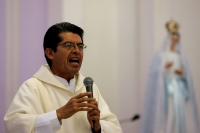 El Presbítero José Luis Aguilera Cruz, lleva a cabo la misa de este domingo en la Catedral de San Marcos donde lleva la homilía dominical de la diócesis y el mensaje del día de las madres para la comunidad católica de Tuxtla Gutiérrez.