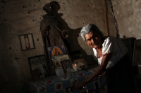 Viernes 25 de julio del 2014. Ixtapa. Doña Angélica Hernández Ramírez  de 101 años de edad es considerada la última mujer hablante de lengua tsotsil que conserva la vestimenta de la tradición “Salera” de esta comunidad chiapaneca.