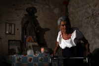 Viernes 25 de julio del 2014. Ixtapa. Doña Angélica Hernández Ramírez  de 101 años de edad es considerada la última mujer hablante de lengua tsotsil que conserva la vestimenta de la tradición “Salera” de esta comunidad chiapaneca.