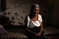 Viernes 25 de julio del 2014. Ixtapa. Doña Angélica Hernández Ramírez  de 101 años de edad es considerada la última mujer hablante de lengua tsotsil que conserva la vestimenta de la tradición “Salera” de esta comunidad chiapaneca.