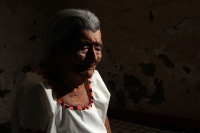 Viernes 25 de julio del 2014. Ixtapa. Doña Angélica Hernández Ramírez  de 101 años de edad es considerada la última mujer hablante de lengua tsotsil que conserva la vestimenta de la tradición “Salera” de esta comunidad chiapaneca.