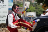 Miércoles 25 de septiembre del 2013. Tuxtla Gutiérrez. Los cruceros de Tuxtla son centro de trabajo informal para saltimbanquis y artistas callejeros, quienes se suman a la vendimia cotidiana tuxtleca.