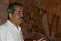 José Ángel Córdova Villalobos, Secretario de Salud durante su visita al estado de Chiapas es acompañado por Juan Carlos Romero Hicks gobernador de Guanajuato y Juan Sabines Guerrero de este estado del sureste de México.