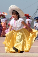 Miércoles 1 de febrero del 2017. San Fernando, Chiapas. La danza de Las Candelarias. Las mujeres y jóvenes de la comunidad visten el traje tradicional Zoque acompañado de un sombrero charro para bailar en las fiestas patronales de la virgen de la Candelar
