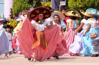 Miércoles 1 de febrero del 2017. San Fernando, Chiapas. La danza de Las Candelarias. Las mujeres y jóvenes de la comunidad visten el traje tradicional Zoque acompañado de un sombrero charro para bailar en las fiestas patronales de la virgen de la Candelar
