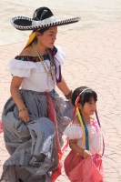 Miércoles 1 de febrero del 2017. San Fernando, Chiapas. La danza de Las Candelarias. Las mujeres y jóvenes de la comunidad visten el traje tradicional Zoque acompañado de un sombrero charro para bailar en las fiestas patronales de la virgen de la Candelar