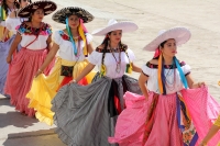 Miércoles 1 de febrero del 2017. San Fernando, Chiapas. La danza de Las Candelarias. Las mujeres y jóvenes de la comunidad visten el traje tradicional Zoque acompañado de un sombrero charro para bailar en las fiestas patronales de la virgen de la Candelar