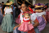 Miércoles 1 de febrero del 2017. San Fernando, Chiapas. La danza de Las Candelarias. Las mujeres y jóvenes de la comunidad visten el traje tradicional Zoque acompañado de un sombrero charro para bailar en las fiestas patronales de la virgen de la Candelar