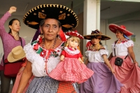 Miércoles 1 de febrero del 2017. San Fernando, Chiapas. La danza de Las Candelarias. Las mujeres y jóvenes de la comunidad visten el traje tradicional Zoque acompañado de un sombrero charro para bailar en las fiestas patronales de la virgen de la Candelar
