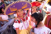 Miércoles 1 de febrero del 2017. San Fernando, Chiapas. La danza de Las Candelarias. Las mujeres y jóvenes de la comunidad visten el traje tradicional Zoque acompañado de un sombrero charro para bailar en las fiestas patronales de la virgen de la Candelar