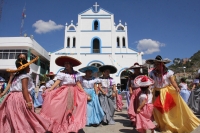 Miércoles 1 de febrero del 2017. San Fernando, Chiapas. La danza de Las Candelarias. Las mujeres y jóvenes de la comunidad visten el traje tradicional Zoque acompañado de un sombrero charro para bailar en las fiestas patronales de la virgen de la Candelar
