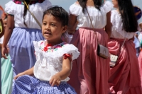 Miércoles 1 de febrero del 2017. San Fernando, Chiapas. La danza de Las Candelarias. Las mujeres y jóvenes de la comunidad visten el traje tradicional Zoque acompañado de un sombrero charro para bailar en las fiestas patronales de la virgen de la Candelar
