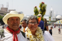 Lunes 25 de abril del 2016. Tuxtla Gutiérrez. Bajo el intenso calor de la depresión central de Chiapas, Monseñor Fabio MartÃnez Castilla Arzobispo de Tuxtla Gutiérrez, recibe las ofrendas de flores ensartadas en la catedral de San Marcos, donde se celebra Lunes 25 de abril del 2016. Tuxtla Gutiérrez. Bajo el intenso calor de la depresión central de Chiapas, Monseñor Fabio MartÃnez Castilla Arzobispo de Tuxtla Gutiérrez, recibe las ofrendas de flores ensartadas en la catedral de San Marcos, donde se celebra